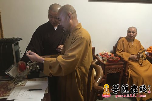 佛教-门肃法师为普陀山佛教协会五位新任副监院送位