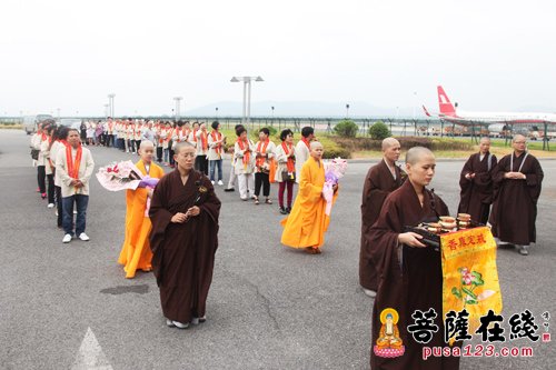 江西末山九峰禅寺举行恭迎本焕长老舍利供奉祈福庆典