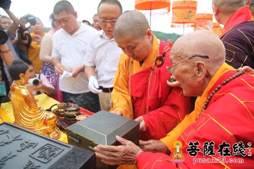 江西末山九峰禅寺举行恭迎本焕长老舍利供奉祈福庆典