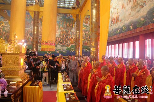 江西末山九峰禅寺举行恭迎本焕长老舍利供奉祈福庆典