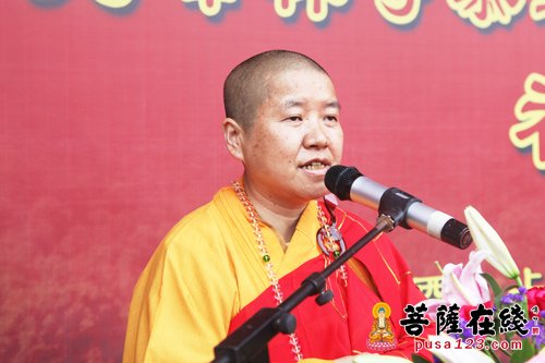 九峰寺住持顿成法师开示(图片来源:菩萨在线 摄影:妙善)祝愿九峰禅寺