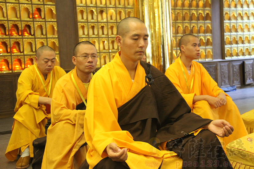 寺院常住法师(图片来源:菩萨在线 摄影:果明