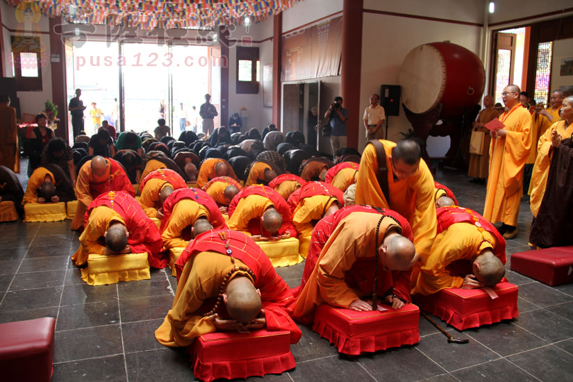 主法法师领众顶礼(图片来源:菩萨在线 摄影:妙雯)