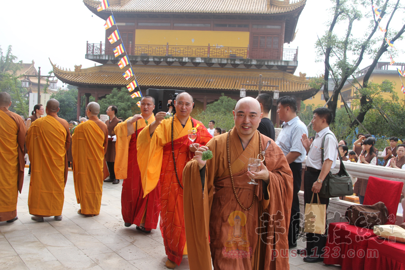              唱法宝赞和雕版安奉