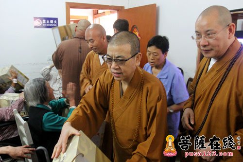 佛教-上海市佛教协会开展“重阳节”走访慰问活动
