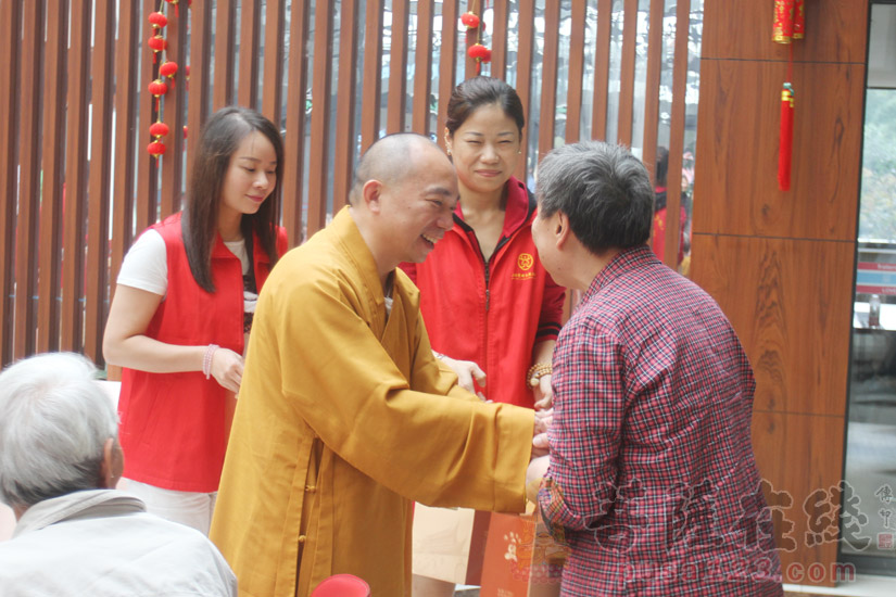 【高清图集】上海玉佛禅寺开展重阳佳节健康行 九一敬老活动