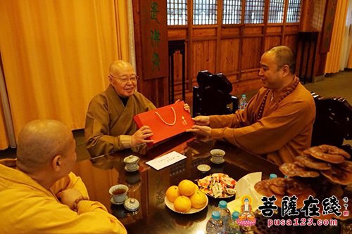 上海市佛教协会举行重阳节系列慰问活动