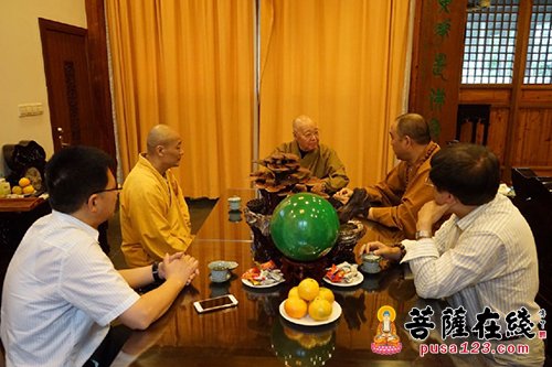 上海市佛教协会举行重阳节系列慰问活动