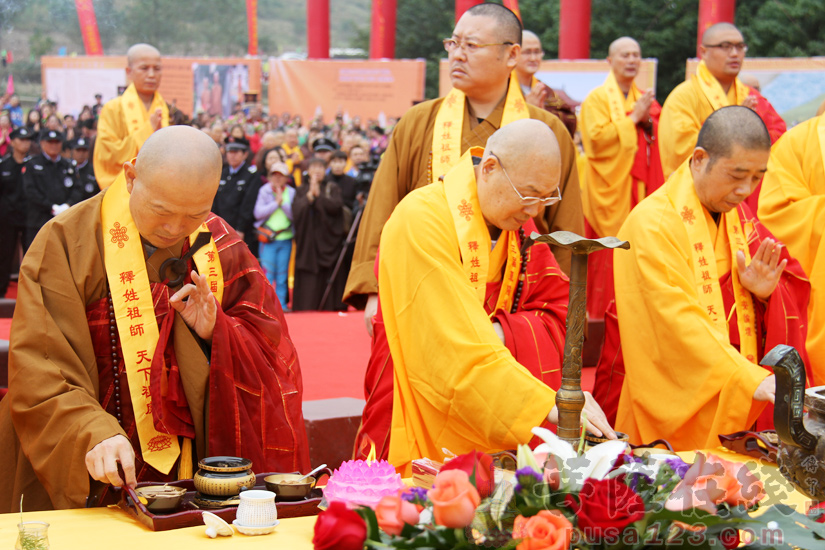圣辉大和尚,隆醒大和尚,圣君大和尚拈香主法(图片来源:菩萨在线 摄影