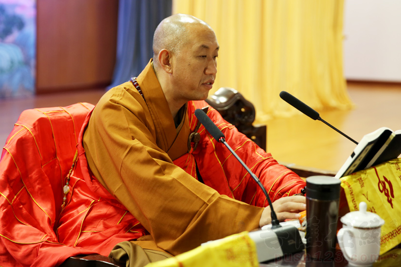 羯磨阿阇黎怡藏法师登堂说法(图片来源:菩萨在线 摄影:妙梵)