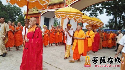 佛教-中国佛教协会南传佛教福慧袈裟布施仪式在云南临沧孟定洞景佛寺隆重举行