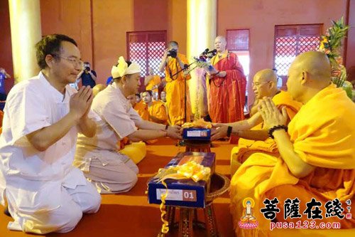 佛教-中国佛教协会南传佛教福慧袈裟布施仪式在云南临沧孟定洞景佛寺隆重举行