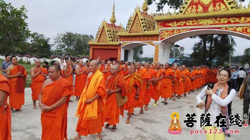 佛教-中国佛教协会南传佛教福慧袈裟布施仪式在云南临沧孟定洞景佛寺隆重举行