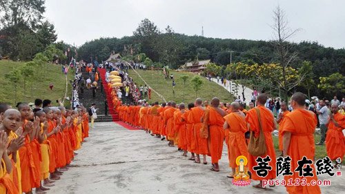 佛教-中国佛教协会南传佛教福慧袈裟布施仪式在云南临沧孟定洞景佛寺隆重举行