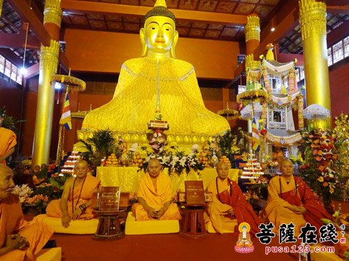 佛教-中国佛教协会南传佛教福慧袈裟布施仪式在云南临沧孟定洞景佛寺隆重举行