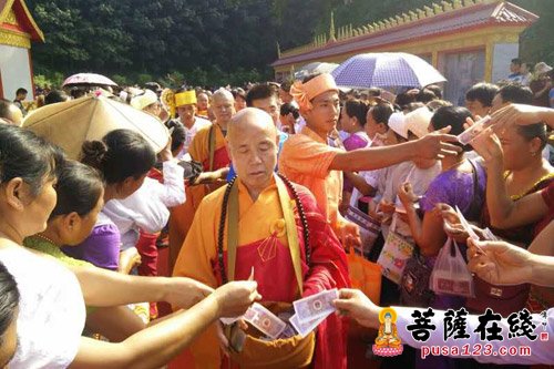 佛教-中国佛教协会南传佛教福慧袈裟布施仪式在云南临沧孟定洞景佛寺隆重举行