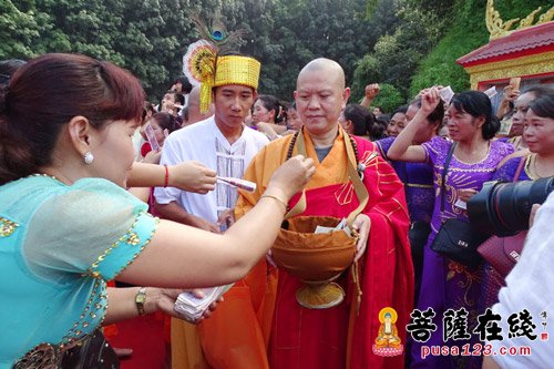 佛教-中国佛教协会南传佛教福慧袈裟布施仪式在云南临沧孟定洞景佛寺隆重举行