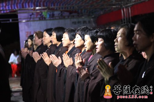 摄影-广东燕岩六祖古寺举行知恩报恩护国息灾慈善晚会