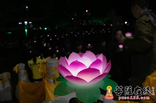摄影-广东燕岩六祖古寺举行知恩报恩护国息灾慈善晚会