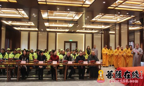 寒山寺-“和合佛粥·福养身心”温暖环卫工人赠粥仪式在寒山寺举行