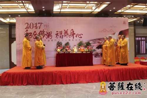寒山寺-“和合佛粥·福养身心”温暖环卫工人赠粥仪式在寒山寺举行