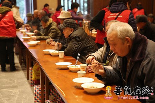 寒山寺举行迎鸡年百位孤寡老人共度新春活动