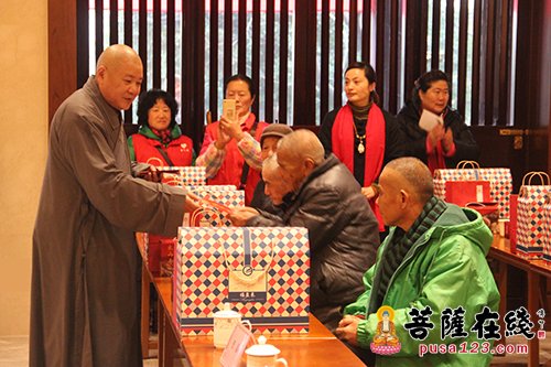 寒山寺举行迎鸡年百位孤寡老人共度新春活动