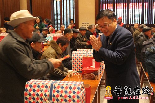 寒山寺举行迎鸡年百位孤寡老人共度新春活动