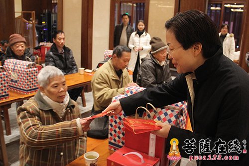 寒山寺举行迎鸡年百位孤寡老人共度新春活动