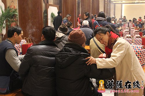 寒山寺举行迎鸡年百位孤寡老人共度新春活动