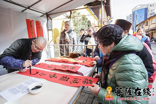 玉佛禅寺新春送福 法师免费为市民题写春联
