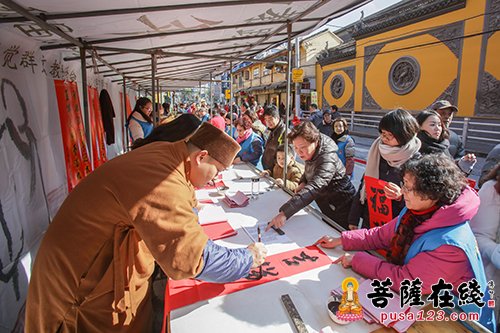 玉佛禅寺新春送福 法师免费为市民题写春联