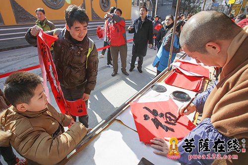 玉佛禅寺新春送福 法师免费为市民题写春联