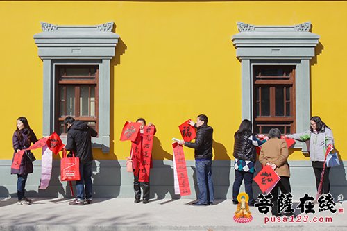 玉佛禅寺新春送福 法师免费为市民题写春联