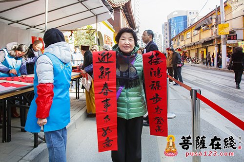 玉佛禅寺新春送福 法师免费为市民题写春联