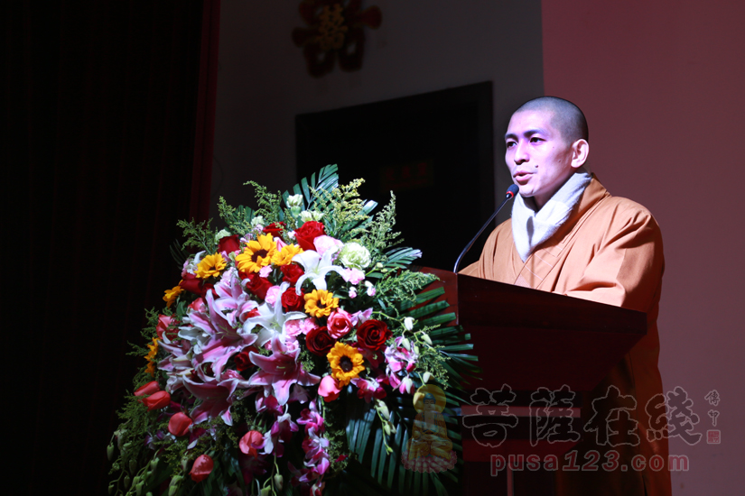 昌义法师作2016年青浦佛协工作报告(图片来源:菩萨在线 摄影:妙静)