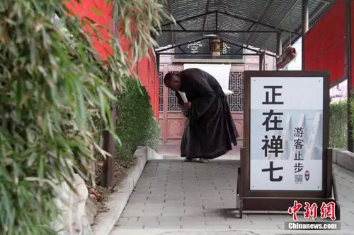 古观音禅寺内法师捡拾垃圾身影