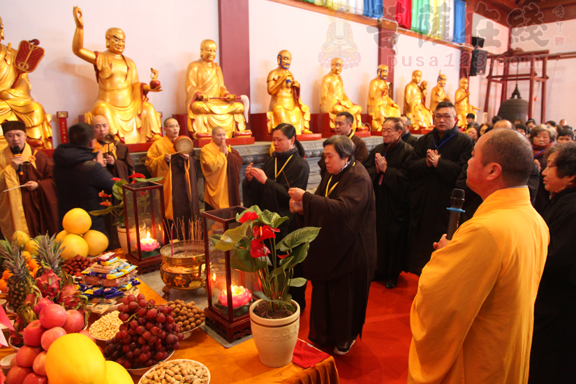 居士信众拈香礼佛(图片来源:菩萨在线 摄影:妙雯)