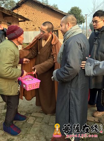 佛教-湖北当阳玉泉禅寺举行爱心慰问活动