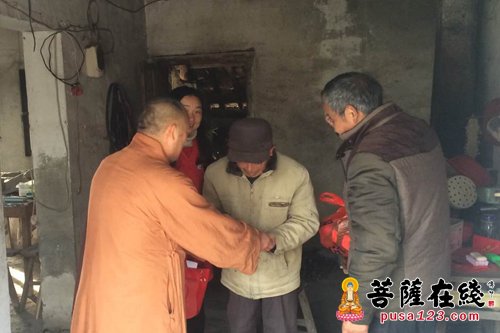 佛教-浙江嘉兴南湖真实禅寺宽修法师一行慰问孤寡老人