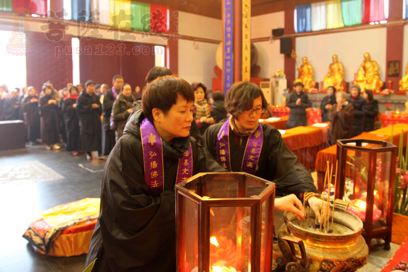 居士拈香礼佛(图片来源:菩萨在线 摄影:妙雯)