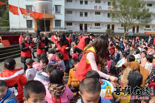 华岩-华岩文教基金会爱心助学 爱心人士现场捐赠两万元