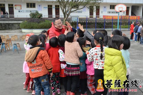 华岩-华岩文教基金会爱心助学 爱心人士现场捐赠两万元