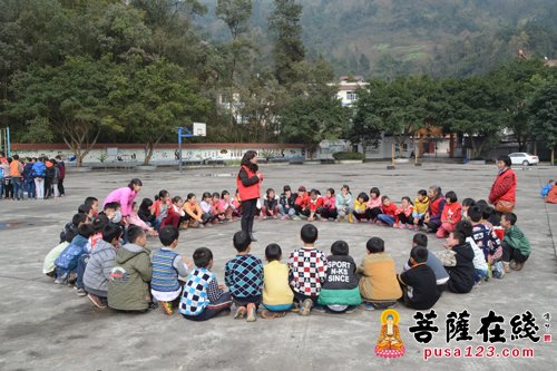 华岩-华岩文教基金会爱心助学 爱心人士现场捐赠两万元
