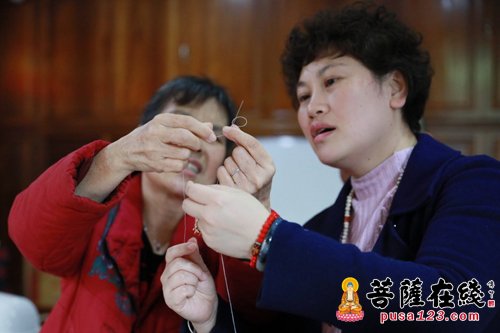 慈善-巧手传温暖 用心做慈善——鸿山慈善会举办爱心布艺培训班