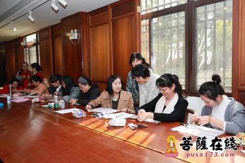 慈善-巧手传温暖 用心做慈善——鸿山慈善会举办爱心布艺培训班