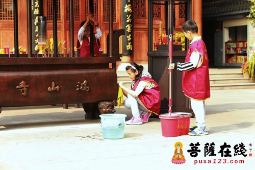 植树节-植树节学雷锋 厦门五中附小学生走进鸿山寺做义工增福报