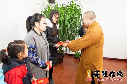 上海二严寺方丈智能大和尚一行慰问贫困学生