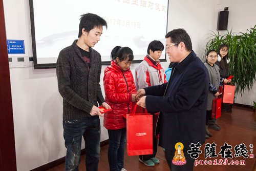 上海二严寺方丈智能大和尚一行慰问贫困学生