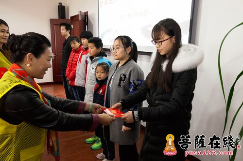 上海二严寺方丈智能大和尚一行慰问贫困学生